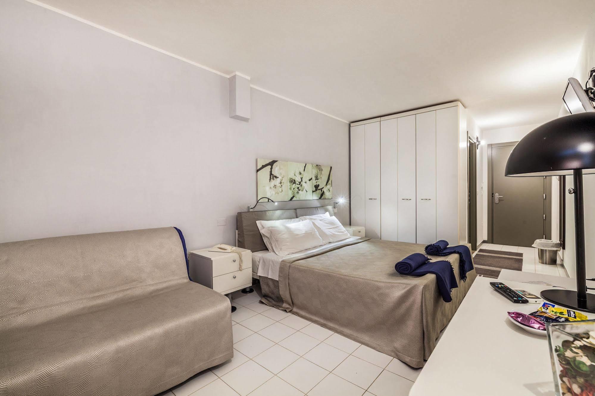 Hotel Residence Hibiscus Ла Калета Екстериор снимка